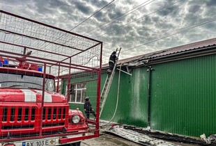 Росіяни у Великдень вдарили дроном по Золочеву: спалахнула пожежа у магазині